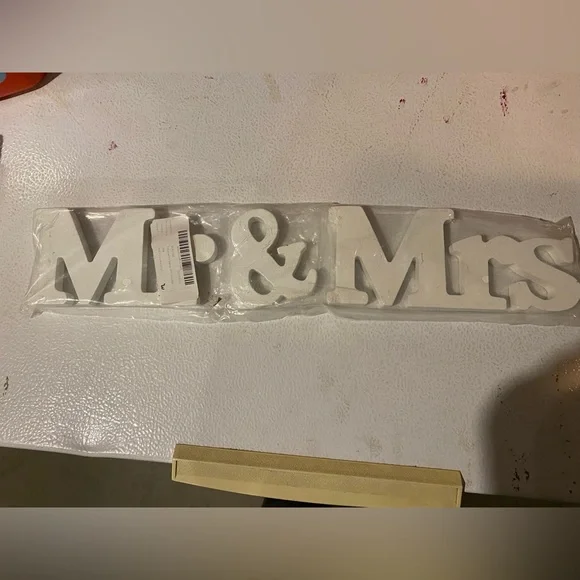 Wedding - Mr & Mrs Sign - Picture 2 of 4